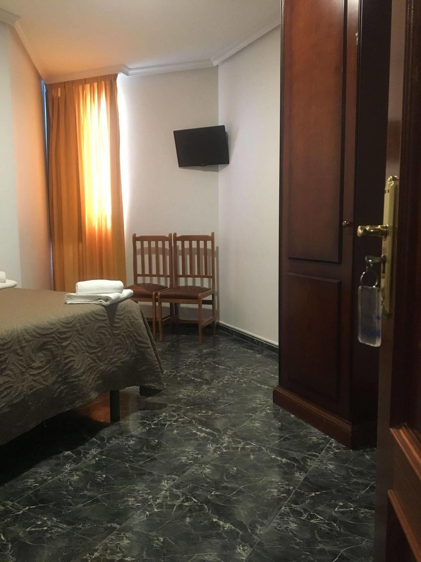 Hostal Conchita Legazpi Мадрид Екстер'єр фото