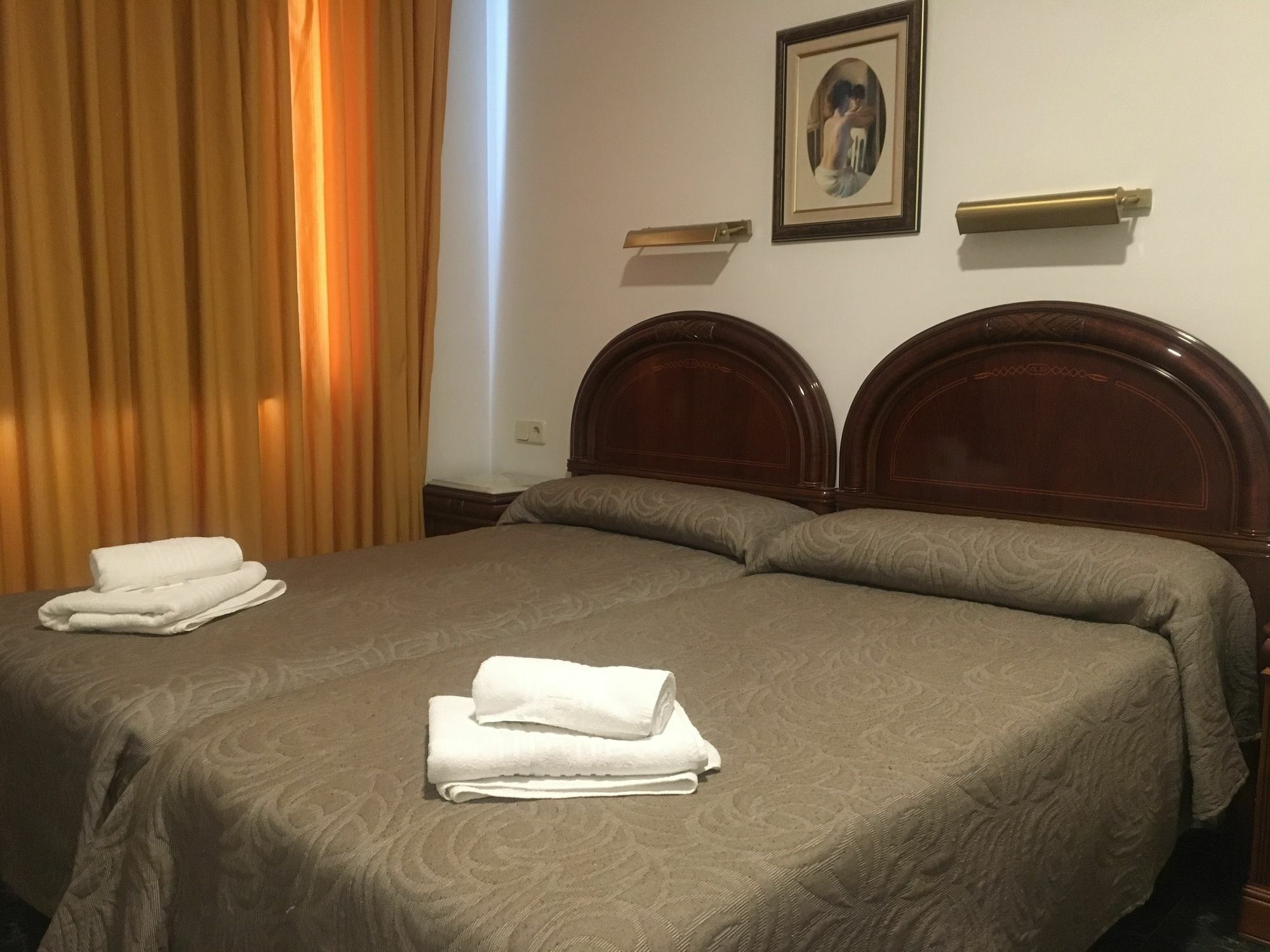 Hostal Conchita Legazpi Мадрид Екстер'єр фото